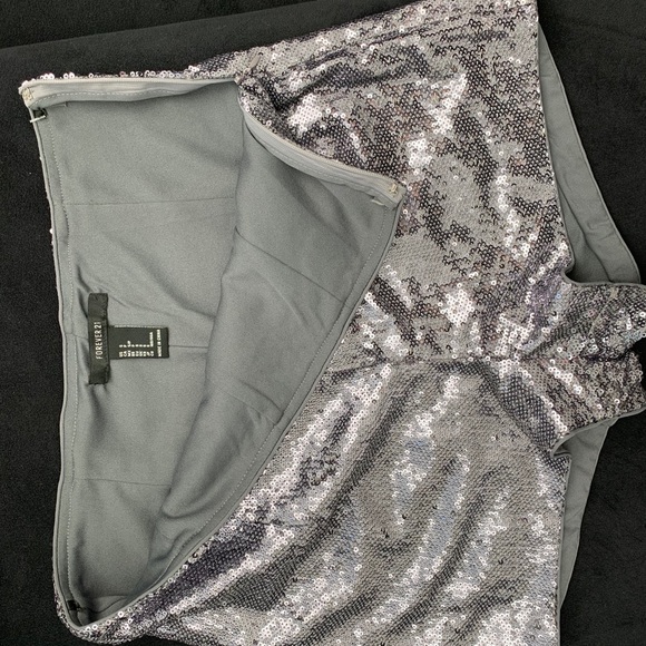 New Forever 21 sequin shorts. Size Small - Picture 5 of 12